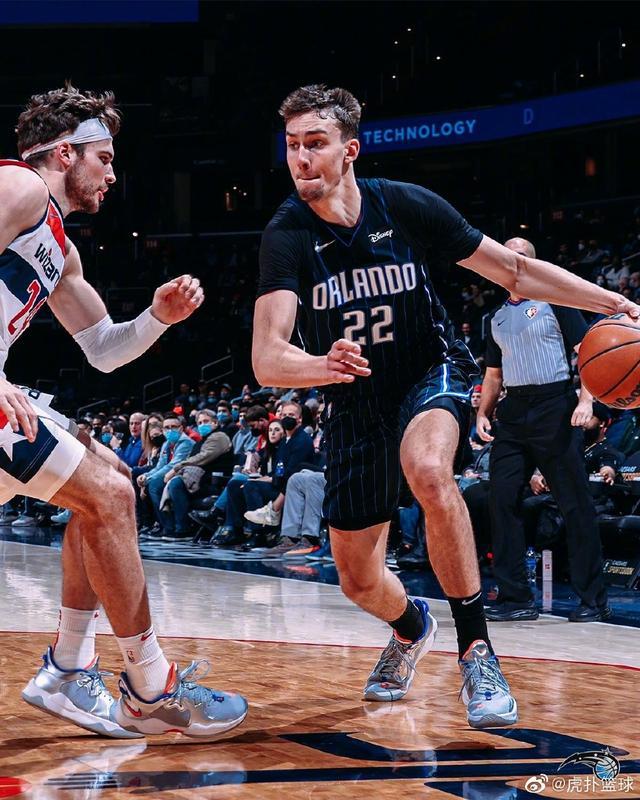 裁判没给角球，波罗非常不满冲向边裁抗议染黄.